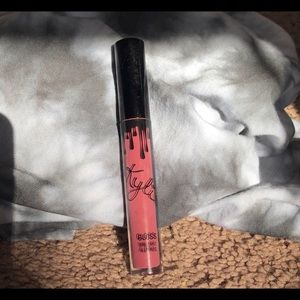 Kylie Cosmetics lipgloss in the shade Posie K